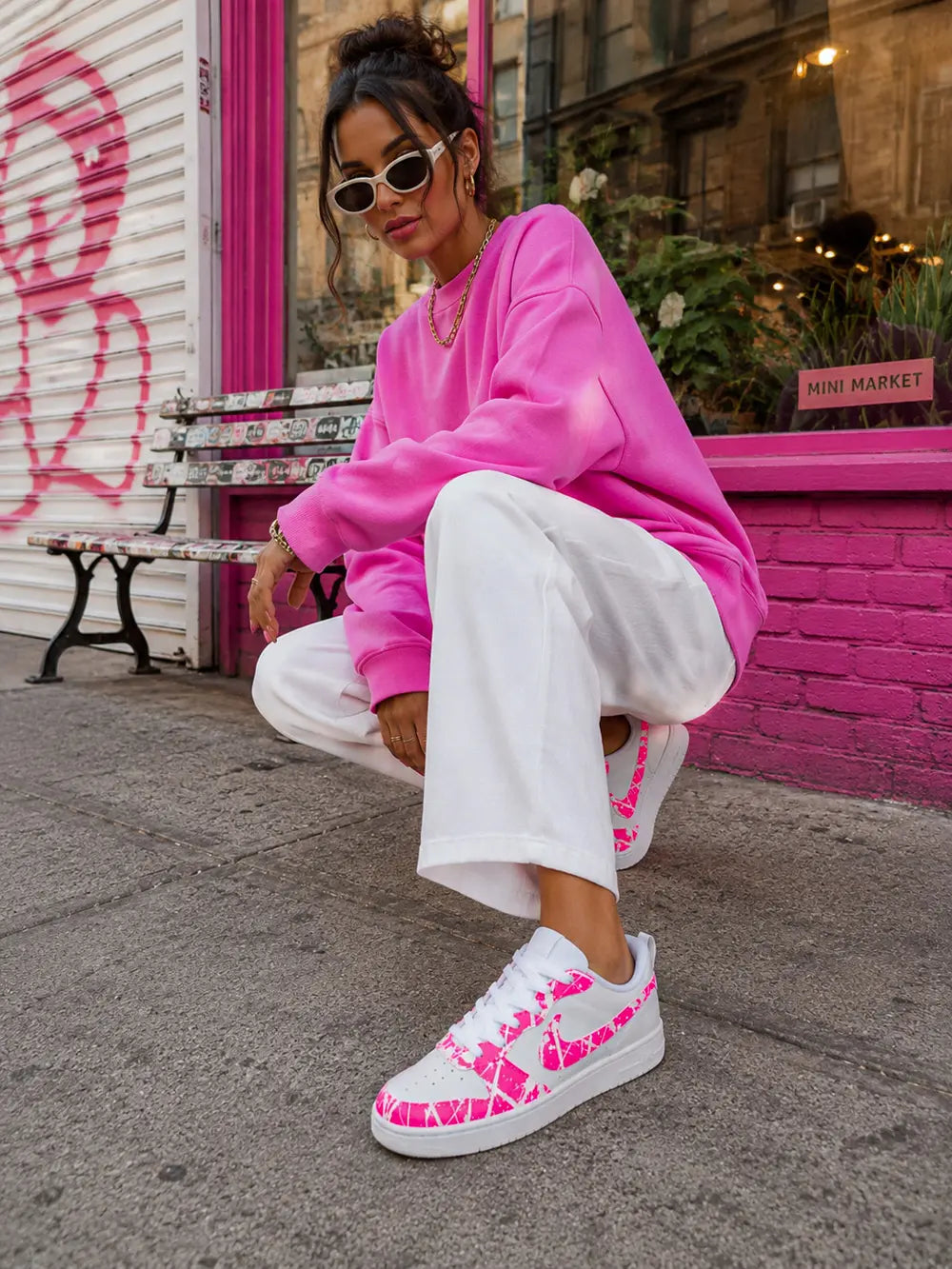 Sneakers Nike personnalisées rose fluorescente pour femme, baskets custom peintes à la main en France
