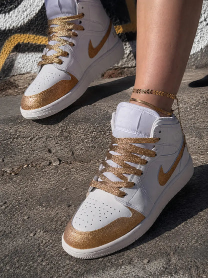 Basket femme Air Jordan blanche custom or glitter portée avec bijoux dorés dans un style streetwear élégant