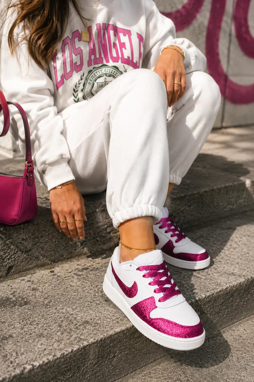Basket Nike Borough custom femme glitter fuchsia avec outfit urbain blanc et détails pailletés élégants