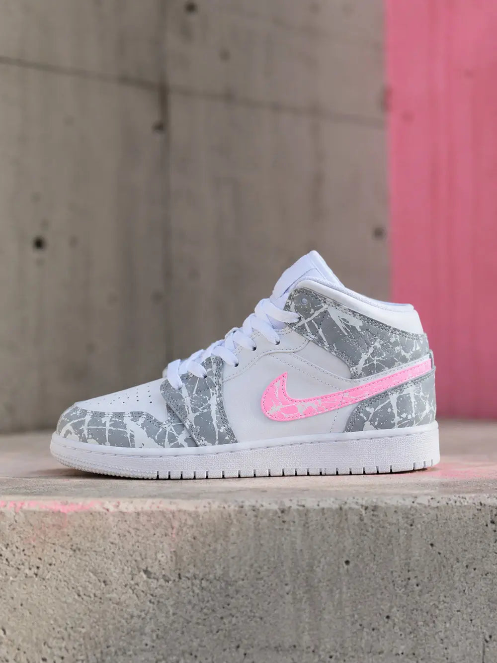 Air Jordan custom femme rose et gris au design mode urbaine avec détails artistiques peints à la main.