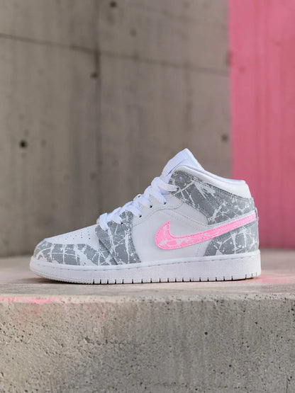 Air Jordan custom femme rose et gris au design mode urbaine avec détails artistiques peints à la main.