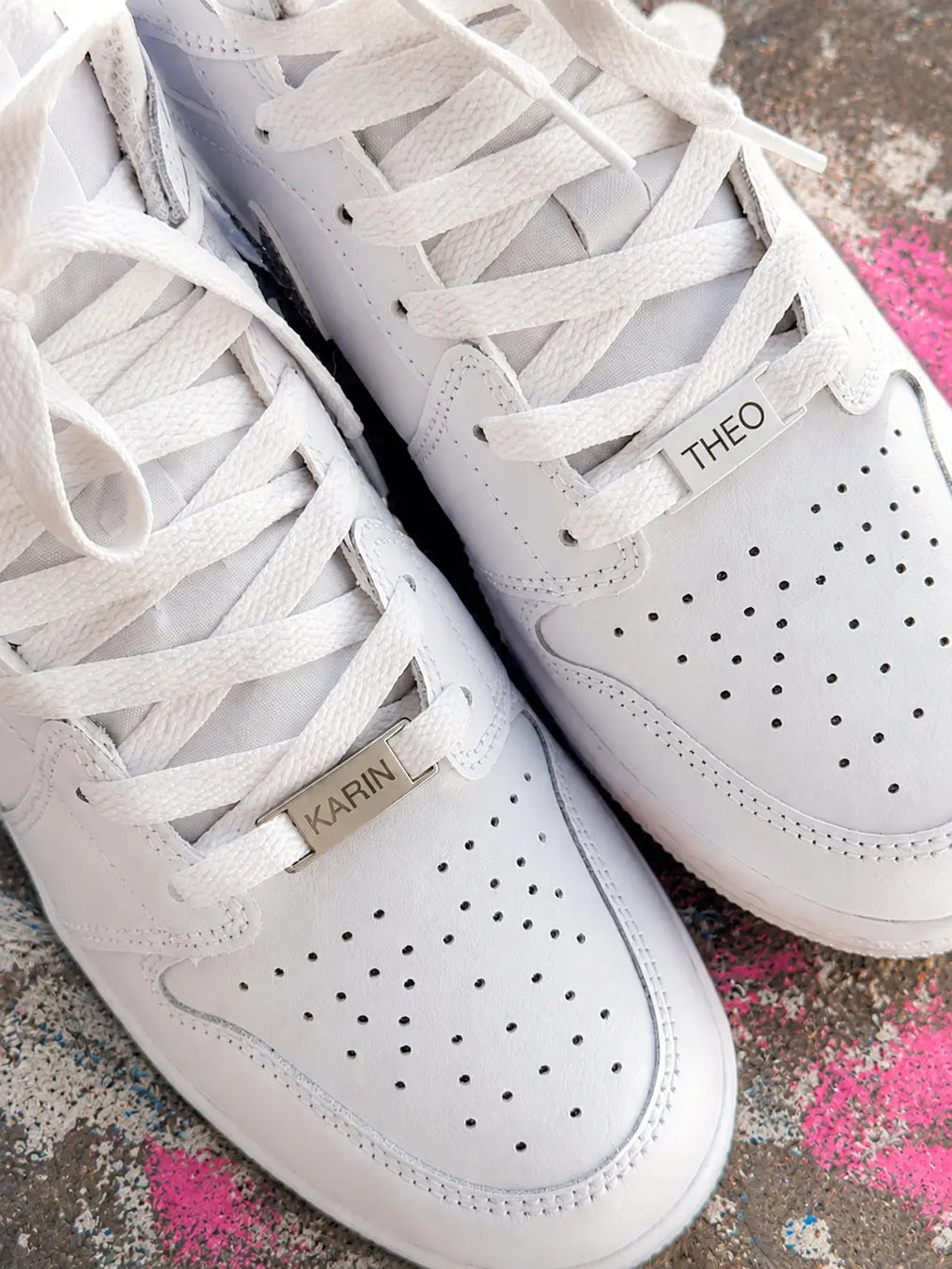 Basket blanche pour femme personnalisée avec strass et bijoux de lacets gravés.