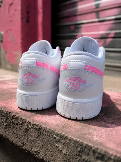 Basket Jordan Low custom rose fluo pour femme dans un décor urbain streetwear moderne et tendance.