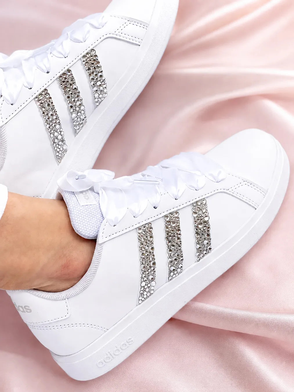Basket mariage Adidas personnalisée avec bandes strass et rubans satin pour un look élégant de mariée.