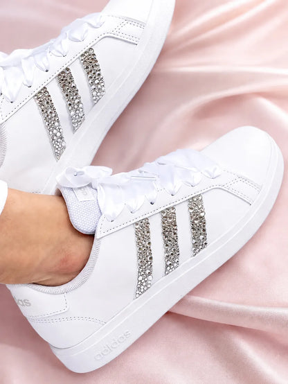 Basket mariage Adidas personnalisée avec bandes strass et rubans satin pour un look élégant de mariée.
