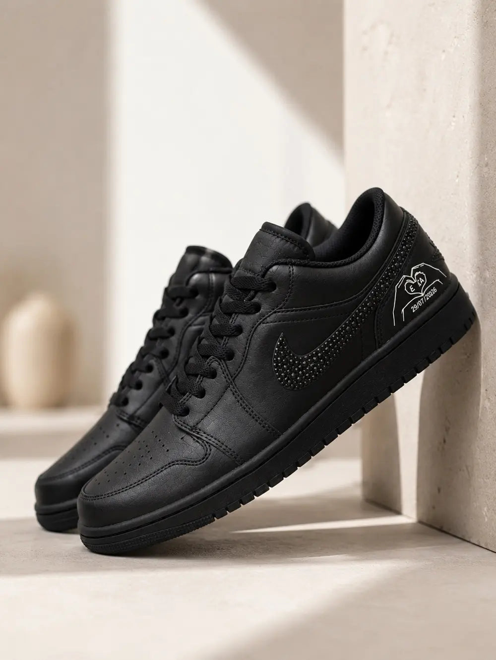 Basket mariage homme Air Jordan noire personnalisée avec strass et détails élégants, sneakers premium pour tenue de cérémonie.