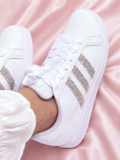 Adidas custom blanche pour mariage avec personnalisation strass artisanale et finition premium.