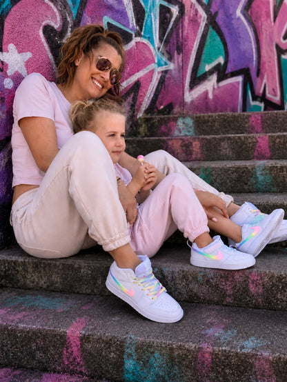 Baskets Nike personnalisées pastel pour mère et fille dans un univers streetwear coloré et tendance.