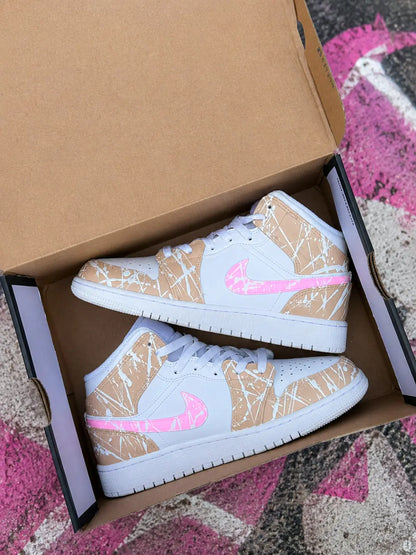 Paire de baskets montantes Air Jordan personnalisées beige sable et rose clair pour femme style urbain chic