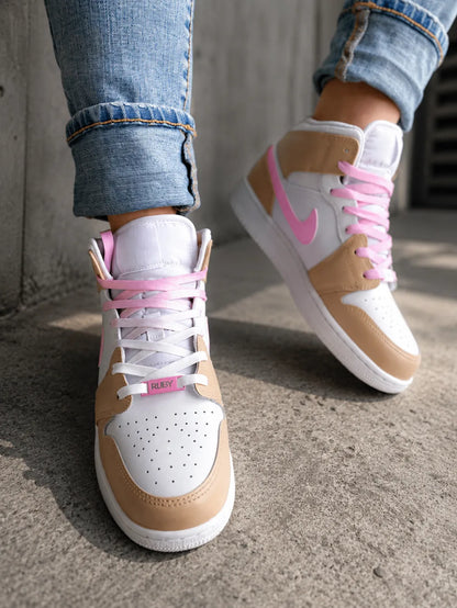 Basket montante femme rose et beige personnalisée avec lacets bicolores et design exclusif.