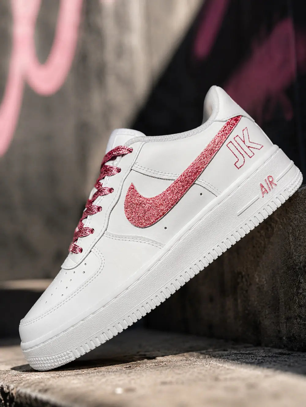 Basket Nike Air Force 1 custom femme avec swoosh glitter rose et lacets roses pailletés
