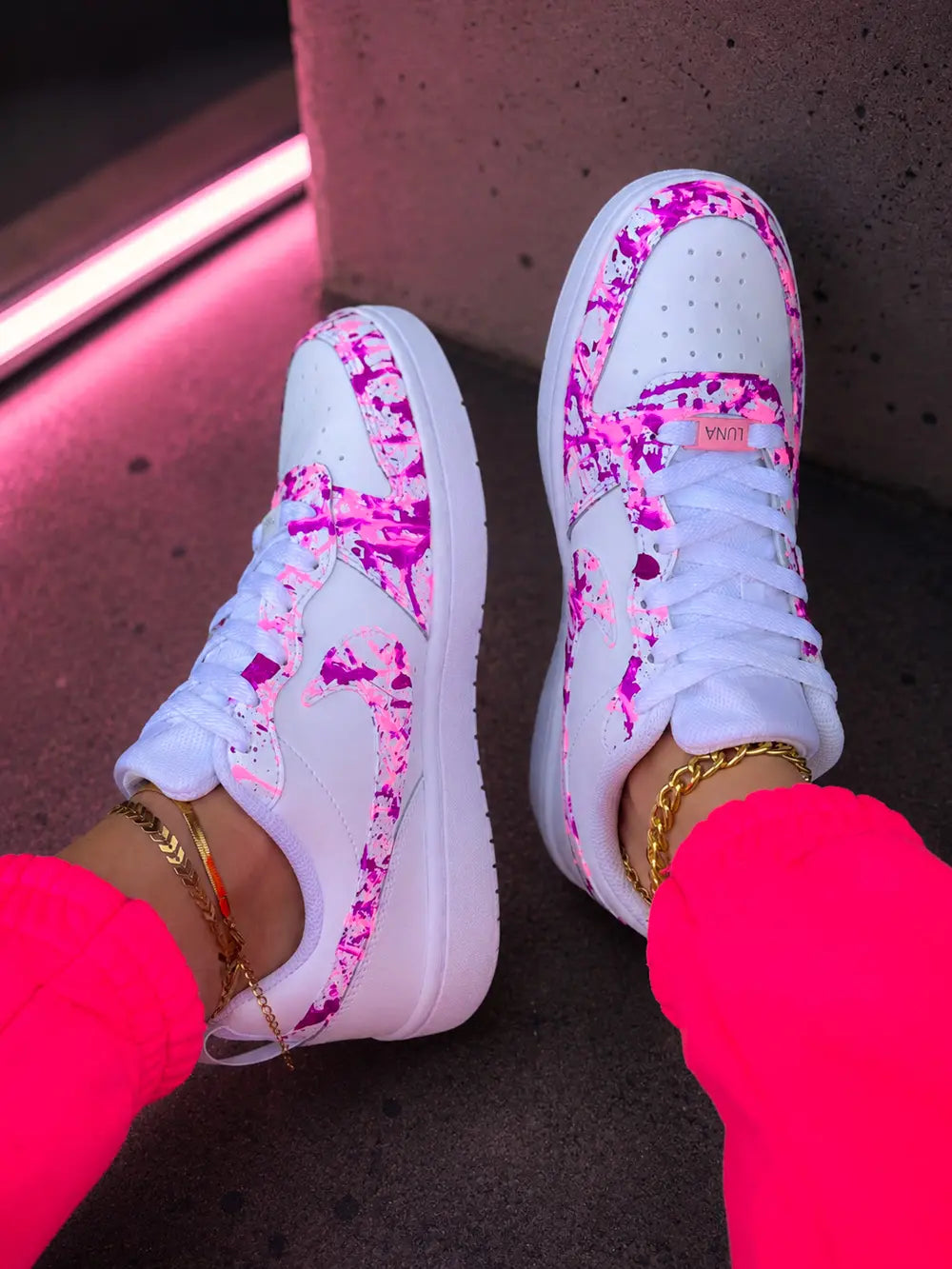 Basket Nike blanche custom rose néon et violet style streetwear femme, sneakers personnalisées artisanales haut de gamme.