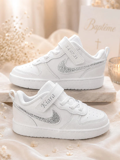 Paire de baskets Nike enfant personnalisées avec détails strass argent et finition élégante pour baptême ou cérémonie.