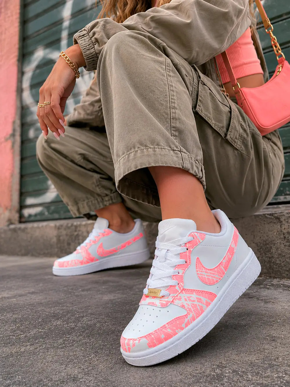 Basket Nike Borough personnalisée corail pour femme portée avec outfit casual chic et inspiration streetwear