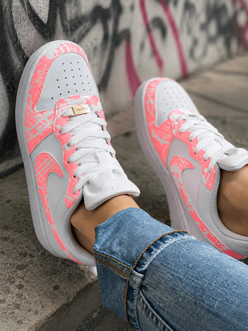 Basket Nike Borough custom femme blanc et corail fluo avec design artistique splash et look urbain tendance