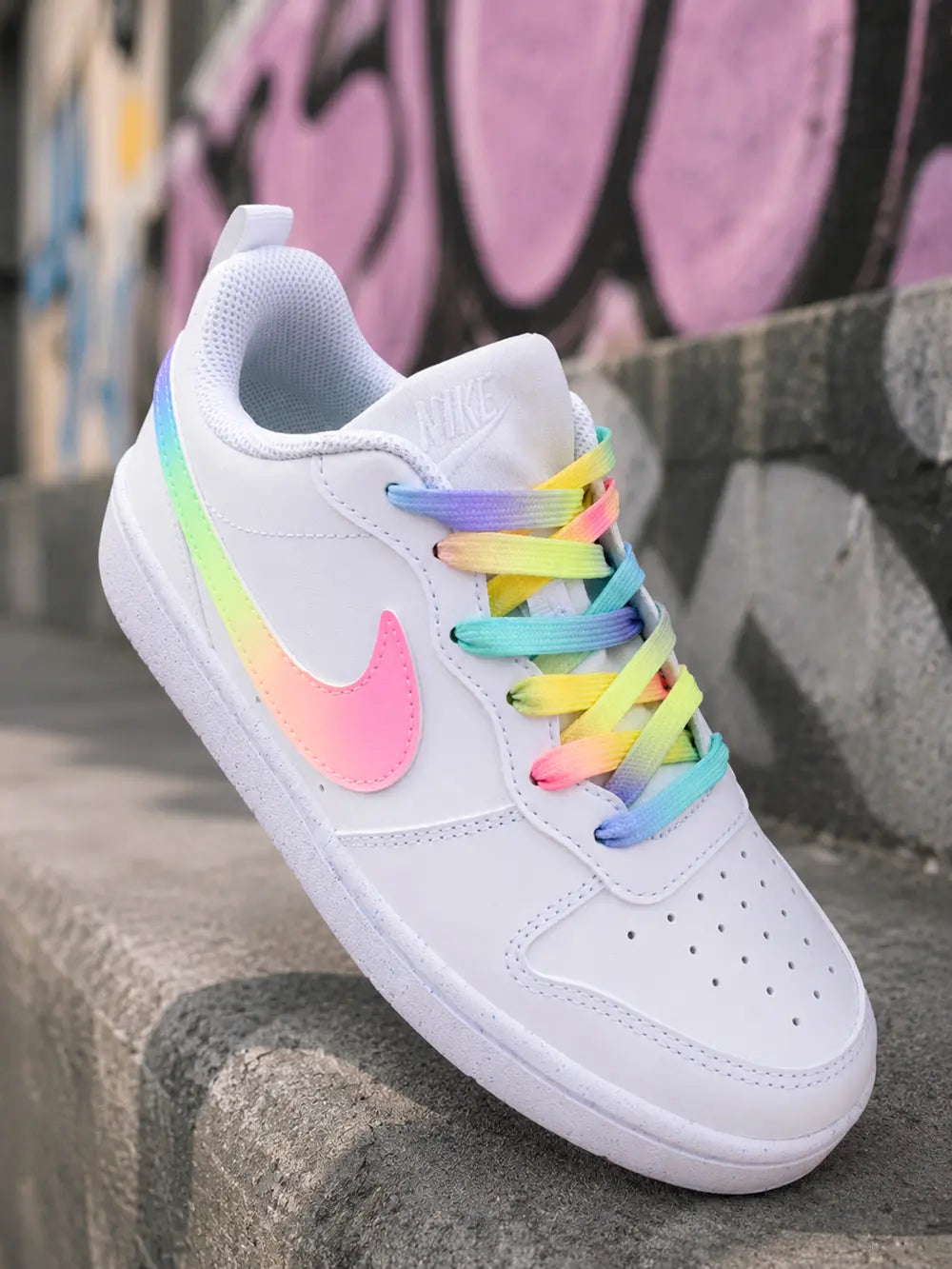 Basket Nike Borough blanche custom femme avec dégradé pastel rainbow et lacets colorés inspiration mode urbaine