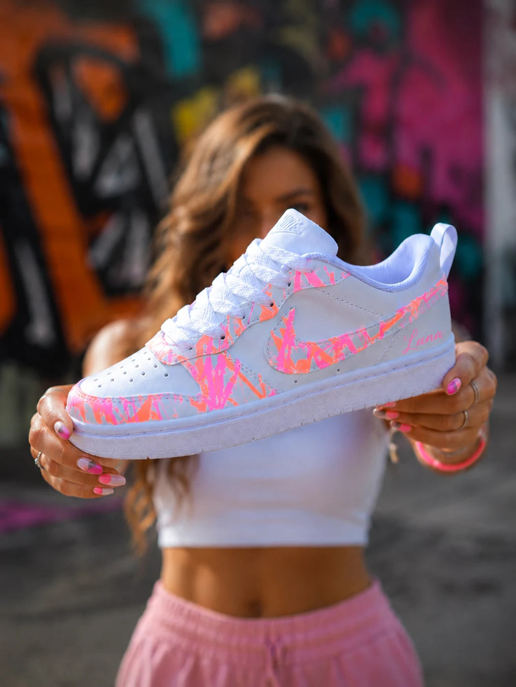 Basket Nike custom rose fluo originale avec création artisanale française