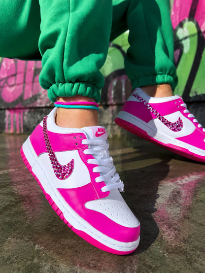 Nike Dunk Low personnalisée femme rose fuchsia avec prénom et strass, création artisanale.