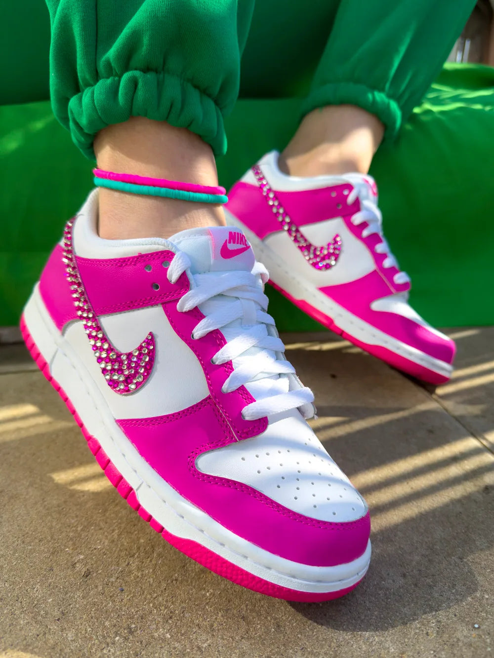 Détail des strass rose fuchsia sur Nike Dunk Low personnalisée