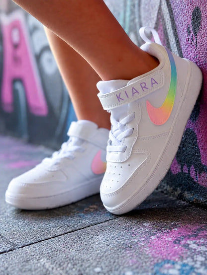 Basket Nike personnalisée pour enfant avec dégradé pastel multicolore et design exclusif réalisé à la main.