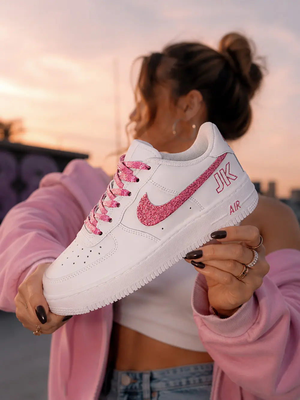 Basket Nike femme personnalisée glitter rose avec détails pailletés et style premium tendance