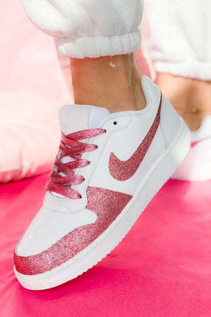 Basket Nike femme glitter rose personnalisée avec prénom, sneakers pailletées sur mesure