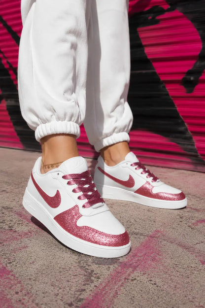 Nike custom femme blanche et rose glitter portée en look streetwear élégant avec effet pailleté rose brillant