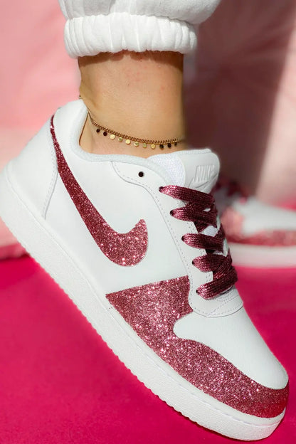 Sneakers Nike femme glitter rose avec lacets pailletés, baskets personnalisées femme