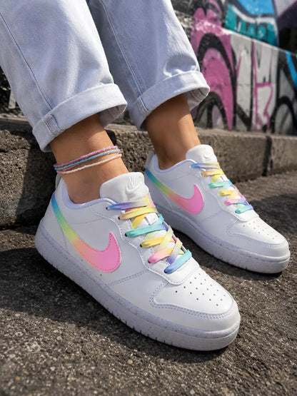Basket Nike Borough personnalisée pastel pour femme avec swoosh dégradé arc-en-ciel et style streetwear moderne