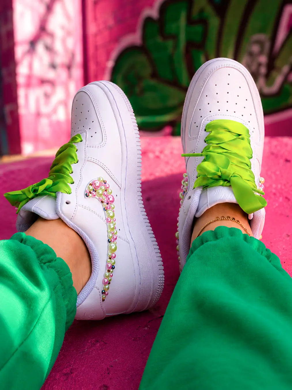 Sneakers personnalisées femme Air Force 1 blanches avec perles nacrées et détails colorés uniques