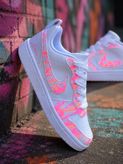 Nike custom rose fluo avec peinture réalisée à la main sur sneakers blanches