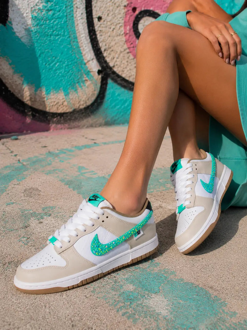 Nike Dunk Low custom beige et turquoise portée, personnalisation artisanale avec strass