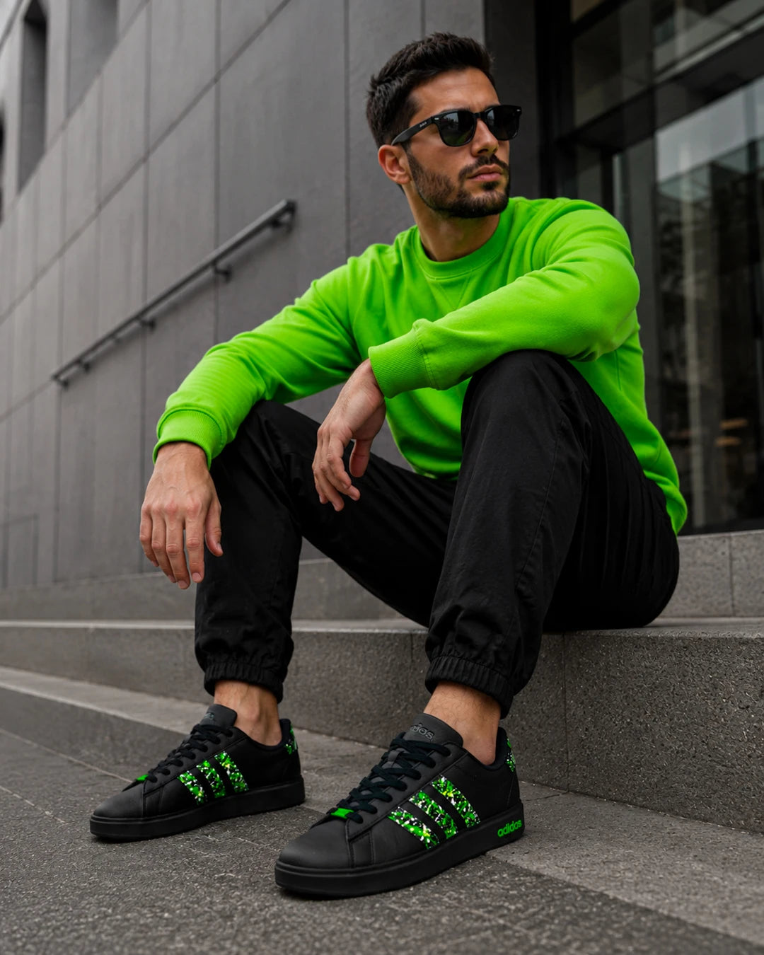 Basket Adidas homme noire customisée avec détails vert fluo, blancs et noirs