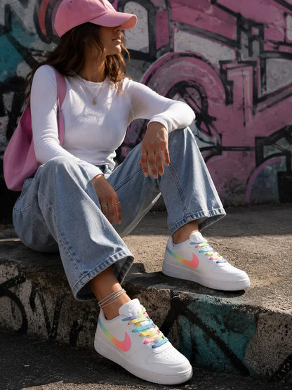 Nike Borough rainbow femme portée avec outfit streetwear pastel et customisation artisanale multicolore