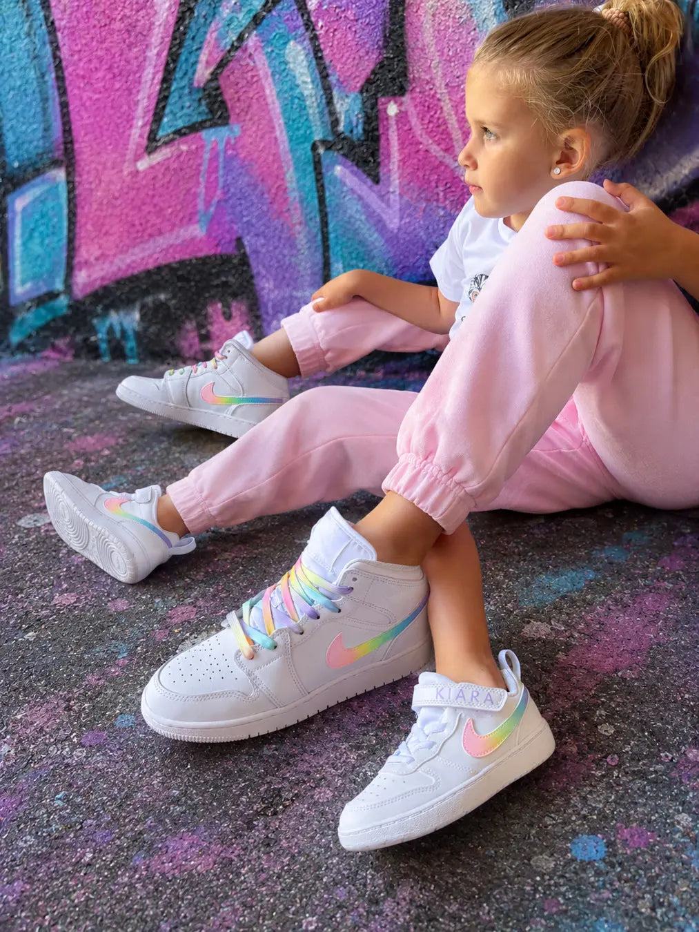 Nike custom enfant aux couleurs pastel avec personnalisation artisanale et style unique pour fille.