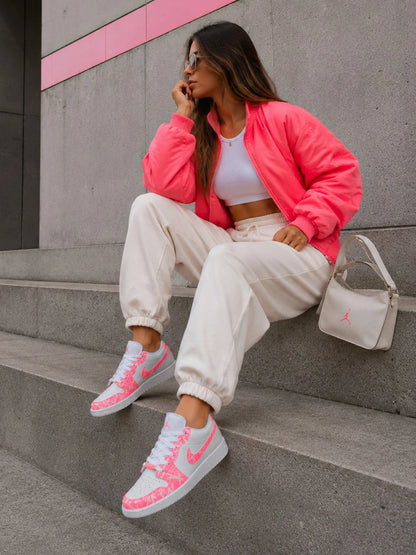 Basket personnalisée femme inspirée de la Air Jordan Low avec finitions rose fluo et design exclusif.