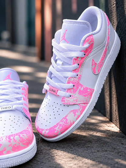 Basket personnalisée femme style Air Jordan Low blanche et rose fluo avec custom artisanal premium.