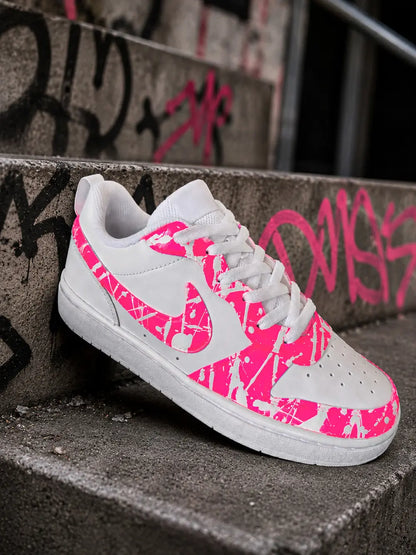 Basket Nike rose fluorescente personnalisée, sneaker femme peinte à la main avec effet photossensible UV