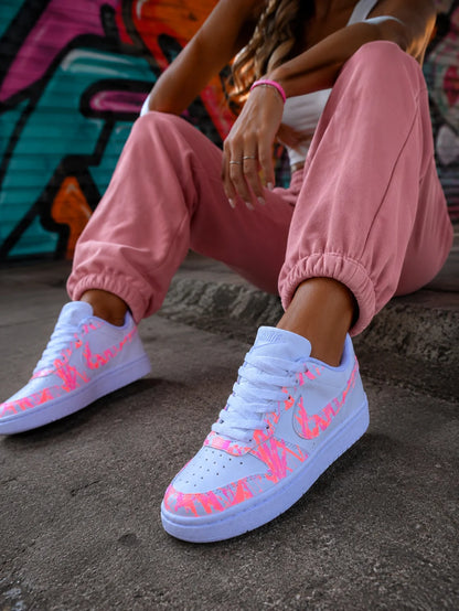 Basket personnalisée femme rose fluo portée avec un look streetwear tendance