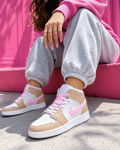 Basket personnalisée femme rose pastel et beige avec lacets roses et détails exclusifs.