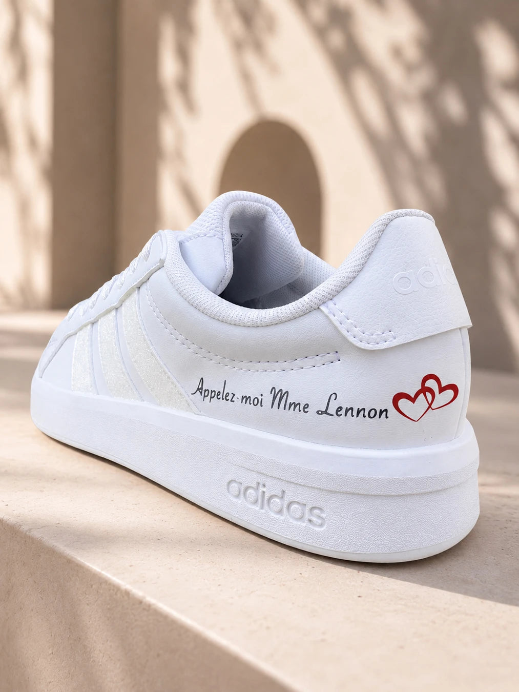 Arrière d'une Adidas Grand Court 3.0 personnalisée pour mariage avec inscription