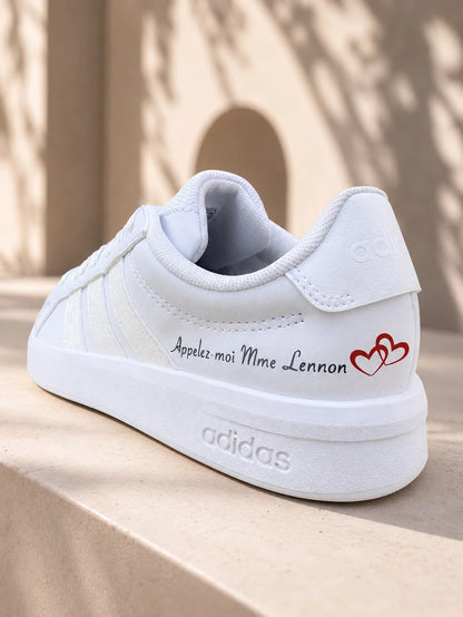 Arrière d'une Adidas Grand Court 3.0 personnalisée pour mariage avec inscription