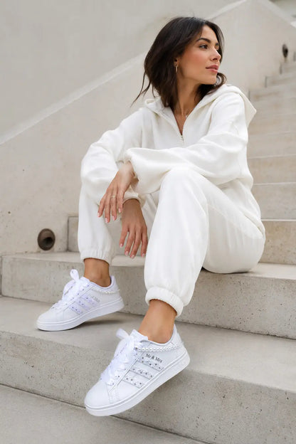 Basket personnalisée mariage femme portée avec outfit blanc élégant dans un style minimaliste et moderne