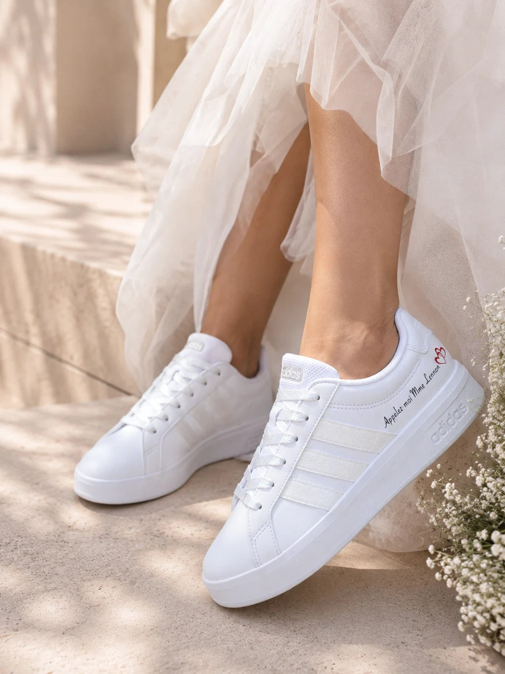 Basket Adidas Grand Court 3.0 personnalisée pour mariage avec paillettes blanches, date du mariage et lacets blancs pailletés.