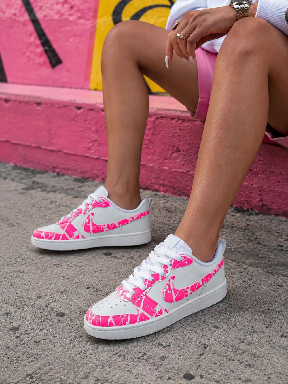 Basket personnalisée femme rose fluorescente, création artisanale française sur sneaker Nike authentique