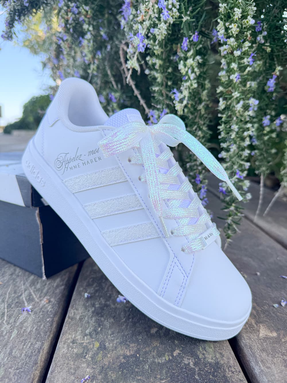 Baskets Adidas blanches personnalisées pour mariage avec prénom de la mariée gravé sur le côté.
