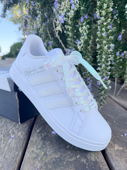 Baskets Adidas blanches personnalisées pour mariage avec prénom de la mariée gravé sur le côté.