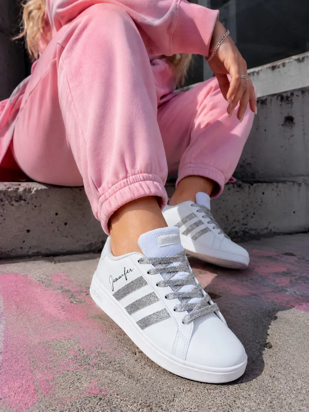 Sneakers Adidas femme custom glitter argent portées avec outfit streetwear rose premium et personnalisé