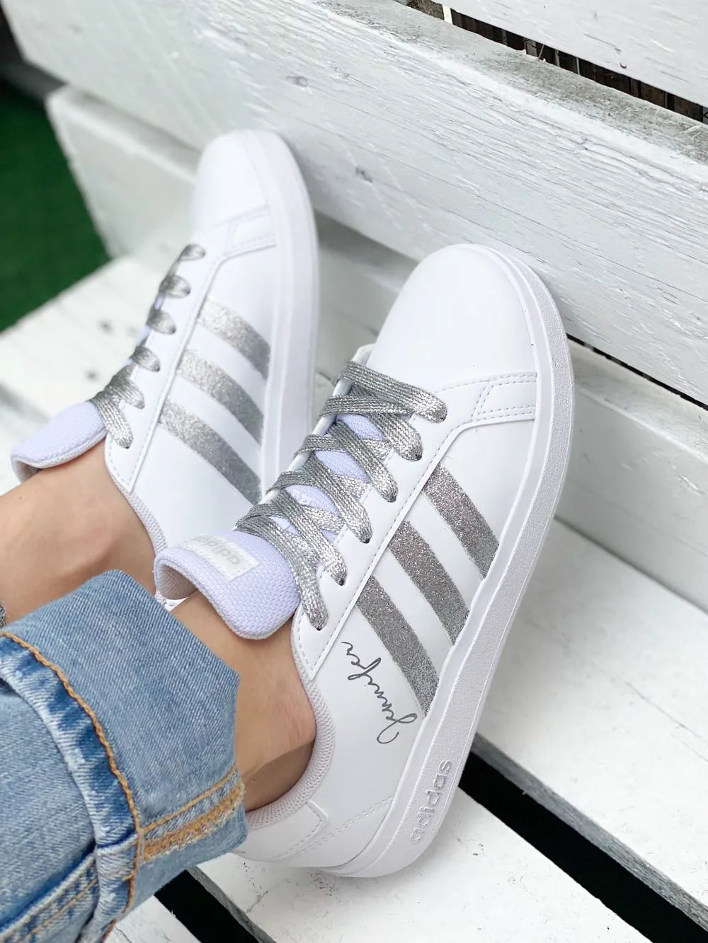 Détail paillettes argent sur baskets Adidas