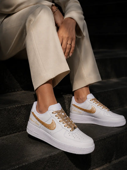 Baskets Nike Air Force 1 glitter gold portées en lifestyle chic, sneakers personnalisées blanches et or pour mariage femme et homme.